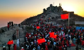 Xuất hiện bộ khung xương 'kéo' du khách lên ngọn núi khắc nghiệt 