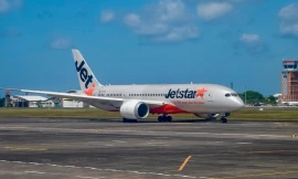 Khách nữ cố mở cửa thoát hiểm khi máy bay đang qua Ấn Độ Dương