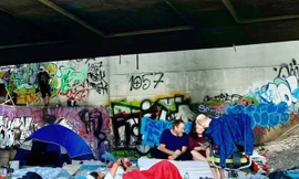 Lý do nhiều người muốn sống thử ở gầm cầu, bãi rác