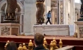 Chấn động Vatican: Người đàn ông trèo lên bàn thờ, xô đổ loạt chân nến cổ 