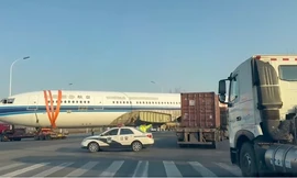 Xôn xao máy bay di chuyển trên cao tốc gây náo loạn giao thông 