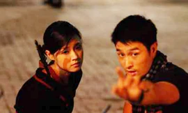 Johnny Trí Nguyễn khổ luyện cùng diễn viên. Ảnh: NVCC