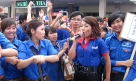 Cán bộ Đoàn trẻ sẽ dễ hòa nhập hơn vào các hoạt động của giới trẻ. Ảnh: Lưu Trinh