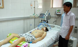 Bệnh nhân chắp tay van lạy bác sỹ