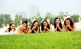 Nữ sinh mừng tốt nghiệp bằng…váy cưới