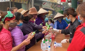 Nhiều điểm phát khẩu trang y tế, nước rửa tay khử trùng miễn phí được hình thành. Ảnh: F.X