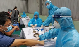 Người dân xét nghiệm COVID-19 tại UBND phường Mộ Lao. Ảnh:MĐ