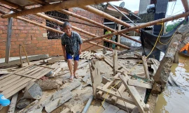 Căn nhà của một hộ dân ở Lệ Thuỷ sập, tài sản trôi sông sau trận "đại hồng thuỷ". Ảnh: M.Đ