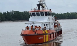 Lực lượng cứu hộ tiếp tục tìm kiếm các nạn nhân mất tích. Ảnh: HH