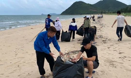 Đoàn viên và bộ đội biên phòng chung tay dọn rác bãi biển