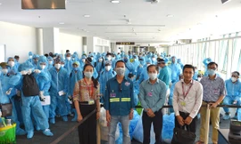 Đại sứ Trần Văn Khoa cùng toàn bộ cán bộ, nhân viên Đại sứ quán đã có mặt tại Sân bay quốc tế Brunei trực tiếp hỗ trợ công dân trong suốt quá trình làm thủ tục xuất cảnh và lên máy bay.