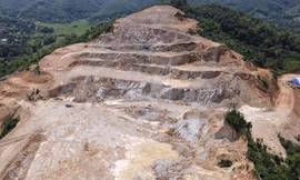 Cả quả đồi bị "xẻ thịt" thi công dự án nhà máy nước không phép. Ảnh: Mạnh Thắng