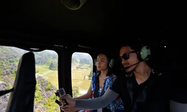 Du khách trải nghiệm trên trực thăng Bell 505. Ảnh: M.Đ