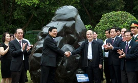 Chủ tịch Quốc hội Nguyễn Sinh Hùng dự Lễ trao tặng đá quý Ảnh: TTXVN