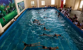 Học sinh được huấn luyện bơi tại trường tiểu học Văn Khê A, Mê Linh, Hà Nội.