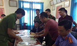 Lực lượng công an kiểm tra tang vật vụ án