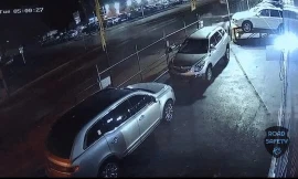 Cadillac mất kiểm soát, lao thẳng vào cửa hàng tạp hóa