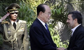 Tổng thống Iran Mahmoud Ahmadinejad bắt tay Chủ tịch Ủy ban Thường vụ Hội nghị Nhân dân Tối cao Triều Tiên Kim Yong Nam hôm 1-9 .