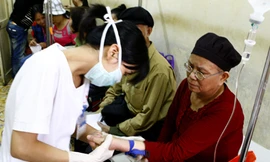 Chữa bệnh trái tuyến: Bệnh nhân tự trả