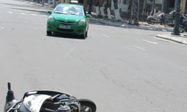Taxi hất văng hai học sinh lên mui xe