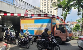 Xe tải mắc kẹt dưới gầm cầu Hoàng Hoa Thám ở TPHCM