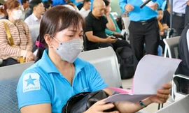 Người phụ nữ 23 năm chưa về quê đón Tết, rưng rưng trong chuyến tàu cuối năm