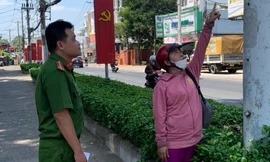 Phạt 1 phụ nữ dán quảng cáo hút hầm cầu ở TP Thủ Đức