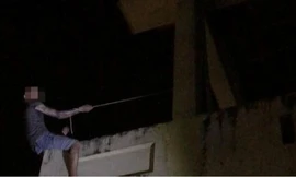Hàng chục cảnh sát giải cứu người đàn ông định nhảy lầu