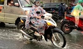 TPHCM mưa dông nhiều nơi, người dân không kịp trở tay