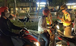 Đêm khuya, người vi phạm nồng độ cồn đòi CSGT TP HCM 'kiểm tra độ tỉnh táo'