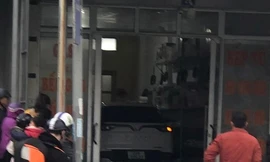 Ô tô lao vào nhà dân, tông tử vong bé gái đang chơi với mẹ