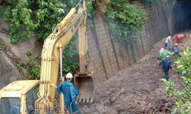 NÓNG: Sạt lở bịt kín hầm ở đèo Cả, đường sắt tê liệt