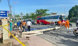 Container kéo sập trụ điện trước bệnh viện, một bé gái nhập viện