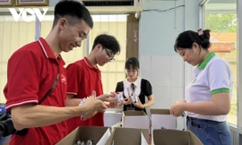 Nhân viên y tế TPHCM miệt mài đóng thuốc gửi người dân vùng bão lũ