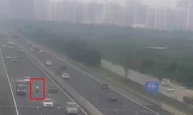 Xe máy lao như tên bắn ở làn 120km/h cao tốc Hà Nội - Hải Phòng