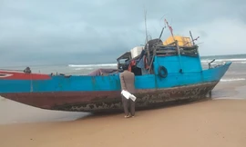 Phát hiện 'tàu ma' trôi dạt vào bờ biển Quảng Bình