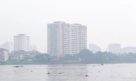 Bầu trời TPHCM mù mịt, khả năng có mưa trái mùa hôm nay