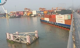 Tàu 4.600 tấn va vào cầu Đồng Nai