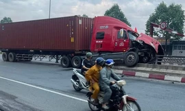 Xe container nằm 'vắt vẻo' trên lan can hầm chui, quốc lộ 51 ùn ứ kéo dài
