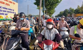 TP HCM: Phương tiện tăng đột biến trên đường Phạm Văn Đồng, kẹt xe kéo dài