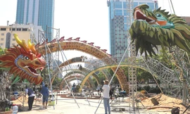 Cận cảnh đường hoa Nguyễn Huệ, đôi rồng chầu sen Tết 2024 đang gần hoàn thiện