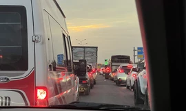 Kẹt xe kéo dài trên cao tốc TPHCM - Long Thành