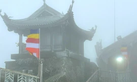 Băng tuyết phủ trắng chùa Đồng núi Yên Tử