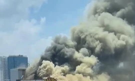 Cháy khách sạn ở Hà Nội, cột khói bốc nghi ngút