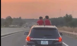 Hai trẻ hóng gió trên 'nóc ô tô' ở cao tốc Phan Thiết - Dầu Giây