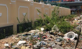 Cảnh nhếch nhác tại tuyến đường vào sân bay Tân Sơn Nhất đang được mở rộng