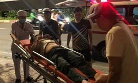 Giải cứu người đàn ông lăn ra ngủ ngay trên đường lớn