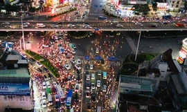 'Ngộp thở' với cảnh kẹt xe tại điểm đen giao thông ở TPHCM