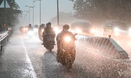 Không khí lạnh liên tục bổ sung, TPHCM mưa triền miên