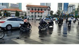 'Mưa vàng' ở TPHCM vào sáng sớm, nhiều người bị té ngã